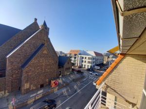 een uitzicht op een stadsstraat vanuit een gebouw bij Appartement vlakbij zee en duinen in Bredene