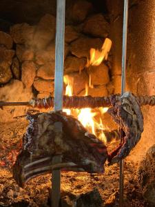 バウネーイにあるIl Rifugioの煉瓦窯で焼く肉