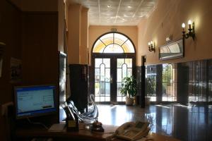 an office with a desk with a computer and a keyboard at Hotel Austria 76 in Puerto de Sagunto