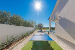 Bazén v ubytování Villa Tara ZadarVillas nebo v jeho okolí