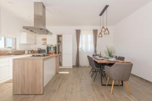 Kuchyň nebo kuchyňský kout v ubytování Villa Tara ZadarVillas