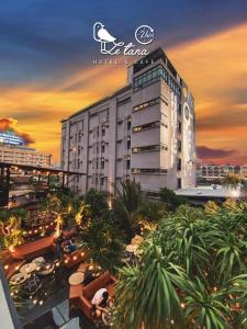 ein Hotel mit einem Resort in der Unterkunft Letana Hotel in Bang Phli