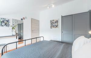 Schlafzimmer mit einem Bett mit Glastür in der Unterkunft Apartment Serena, sea view, Peroj in Peroj