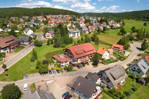 z góry widok na małe miasteczko z domami w obiekcie Schreyers Hotel Restaurant Mutzel w mieście Schluchsee