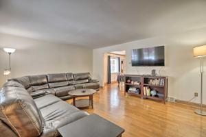TV a/nebo společenská místnost v ubytování 6 Mi to Dtwn Pittsburgh Townhome with Porch