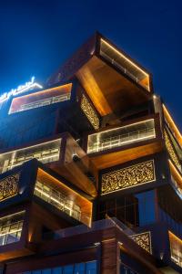 un edificio de noche con luces encendidas en WAW Hotel Suites King Abdullah District, en Riad