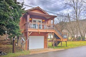 Casa de madera con terraza y garaje en The Boat House - Charming Creekside Getaway!, en Hot Springs