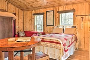 Hot Springs的住宿－The Boat House - Charming Creekside Getaway!，一间卧室配有一张床、一张桌子和一张沙发