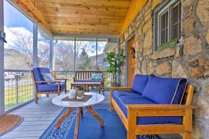 Hot Springs的住宿－The Rock Cottage Quiet Escape with Porch!，一个带蓝色沙发和桌子的门廊