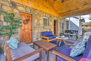 Hot Springs的住宿－The Rock Cottage Quiet Escape with Porch!，相簿中的一張相片