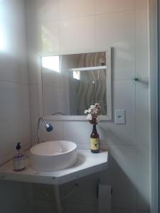 A bathroom at Suítes da Rô - hospedaria familiar diária e temporada