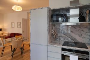 - une cuisine avec un comptoir et un four micro-ondes dans l'établissement FLH Downtown Classic Luxus Apartment, à Lisbonne