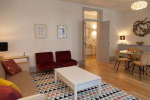 - un salon avec un canapé et une table dans l'établissement FLH Downtown Classic Luxus Apartment, à Lisbonne