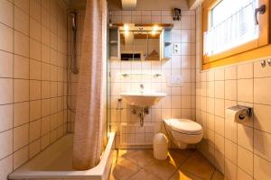 ein Badezimmer mit Waschbecken, Toilette und Badewanne in der Unterkunft Ferienwohnpark Immenstaad am Bodensee Nurdachhaus Typ 8 NDT 014 in Immenstaad am Bodensee