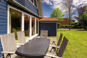 Ein Garten an der Unterkunft Ferienwohnpark Immenstaad am Bodensee Nurdachhaus Typ 8 NDT 014