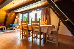 ein Esszimmer mit Tisch und Stühlen in der Unterkunft Ferienwohnpark Immenstaad am Bodensee Nurdachhaus Typ 8 NDT 036 in Immenstaad am Bodensee