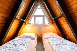 Postel nebo postele na pokoji v ubytování Ferienwohnpark Immenstaad am Bodensee Nurdachhaus Typ 7 ND 46