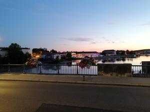 Útsýni yfir á sem rennur í nágrenni íbúðarinnar