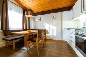 Η κουζίνα ή μικρή κουζίνα στο Ferienwohnpark Immenstaad am Bodensee Satteldachhaus Typ 9 SD 63