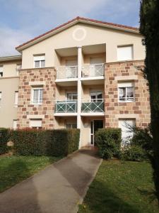 an apartment building with a walkway in front of it at Nid douillet au calme in Larche