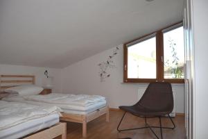 Ένα ή περισσότερα κρεβάτια σε δωμάτιο στο Ferienwohnpark Immenstaad am Bodensee Ferienhaus Normannenweg