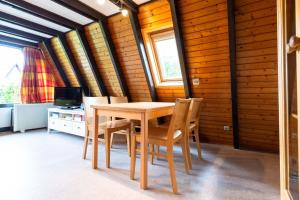 TV a/nebo společenská místnost v ubytování Ferienwohnpark Immenstaad am Bodensee Nurdachhaus Typ 7 ND 28