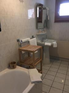 Koupelna v ubytování Hôtel Les Airelles + 34 fotografií