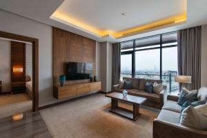 Uma área de estar em WAW Hotel Suites King Abdullah District
