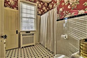 Ένα μπάνιο στο Downtown Bucher House +33 φωτογραφίες
