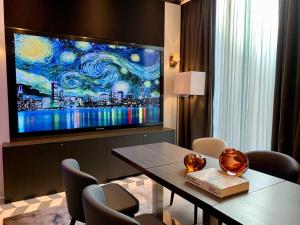TV a/nebo společenská místnost v ubytování Eccleston Square Hotel