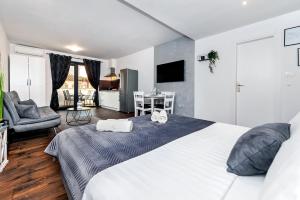 - une chambre avec un grand lit et un salon dans l'établissement Deluxe Apartments A&A, à Rovinj