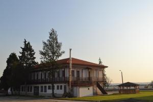 stary dom z balkonem i altaną w obiekcie Jianca Pensiune Agroturistică w mieście Bogea