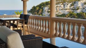 balcón con mesa y vistas al océano en ROMANTICA Voramar en Cala Romantica