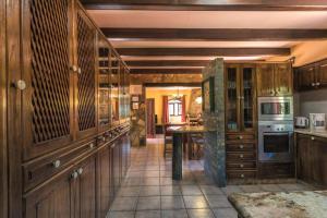 uma cozinha com armários de madeira e uma mesa em Vivienda Vacacional La Finca em Los Palmitos