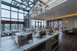 Restaurant o un lloc per menjar a WAW Hotel Suites King Abdullah District