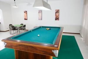 Agriturismo Villa Paradiso Esotico内的一张台球桌