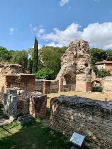 oude ruïnes van een gebouw met een stenen muur bij Bella's Sea apartment-Beach, Sea garden ,Old Town, Free Parking, Free EVcharging Station in Varna