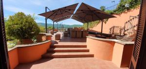 un escalier avec un parasol sur une maison dans l'établissement Agriturismo Villa Paradiso Esotico, à Città di Castello