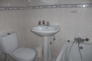 een witte badkamer met een wastafel en een toilet bij Quinta Do Canavial in Velas +23 foto's