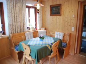 翁特沃森的住宿－Gästehaus Stoanerhof，餐桌、椅子和绿色白色桌子