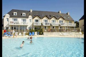 un groupe de personnes dans l'eau d'une piscine dans l'établissement Vue sur le port de crouesty, tout à pied, à Arzon