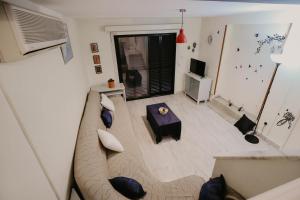 ein Wohnzimmer mit einem Sofa und einem Tisch in der Unterkunft Pirgos beach house in Larnaka
