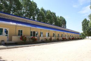 ein Gebäude mit Blumen auf der Seite in der Unterkunft Roza Vetrov in Dolzhanskaya