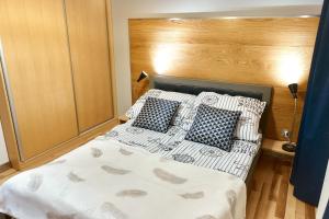 Posteľ alebo postele v izbe v ubytovaní LAGUNA Apartament 7 Willa Maria