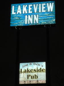 ein Schild für einen faulen Gasthof und ein Schild für einen Film in der Unterkunft Lakeview Inn in Lake Saint Louis