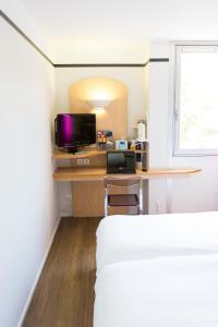 TV a/nebo společenská místnost v ubytování Hotel inn Grenoble Eybens Parc des Expositions Ex Kyriad