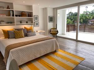 Postel nebo postele na pokoji v ubytování Tropical Contemporary Suites