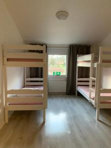 博里霍爾姆的住宿－Rosenfors Vandrarhem，客房设有两张双层床和一扇窗户。