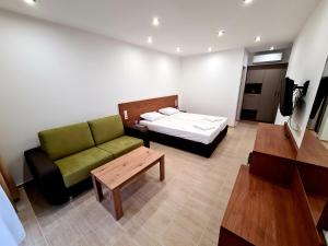 Postel nebo postele na pokoji v ubytování Family Hotel Serenity Palace