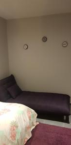 uma sala de estar com um sofá e uma cama em Bel appart moderne Roanne em Roanne